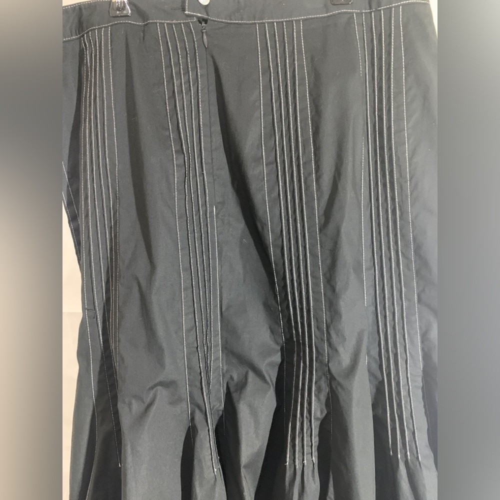 Black skirt, with white tread stitching size 14 - Picture 5 of 7